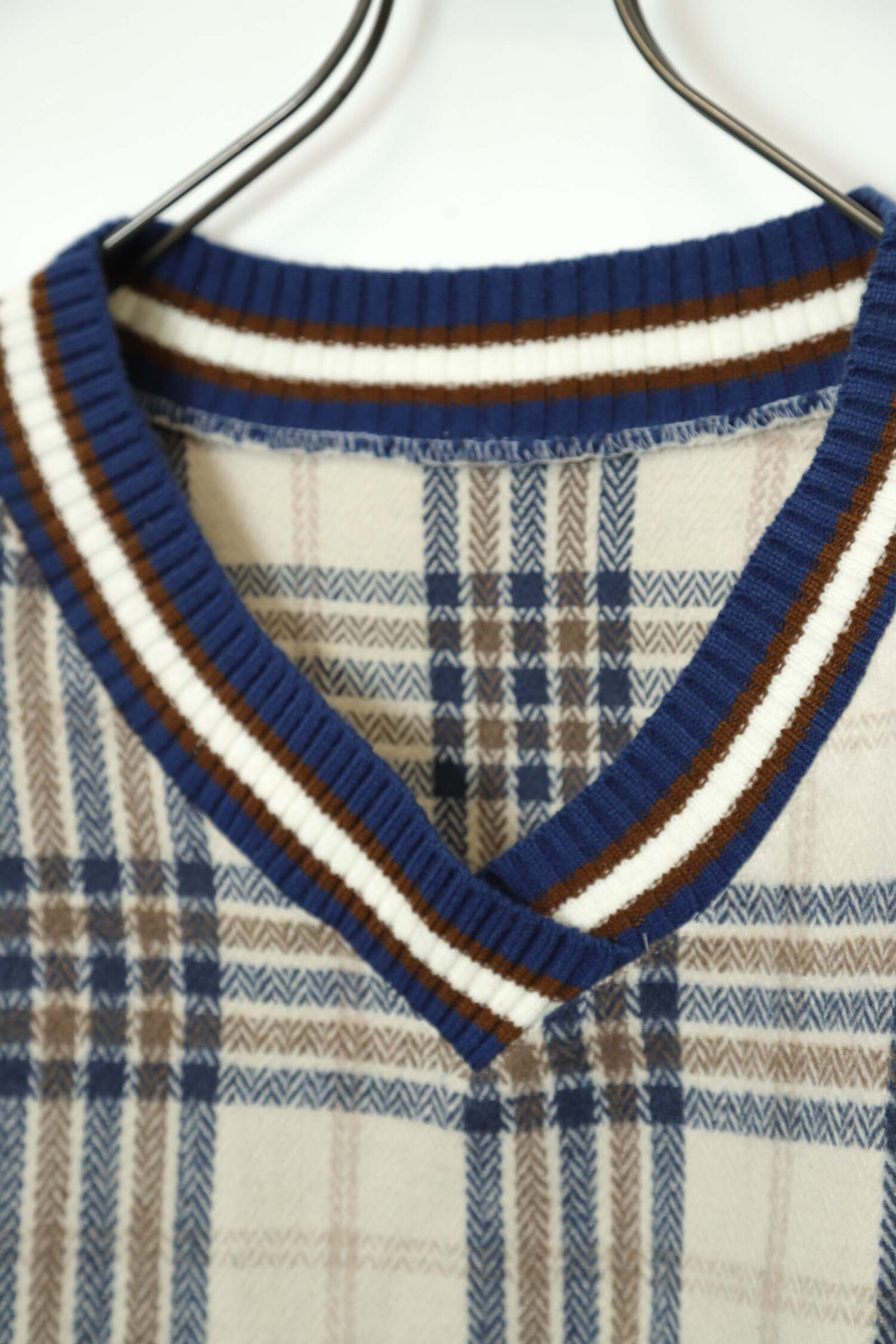 Alternative view of VINTAGE V-NECK CHECK PATTERN KNITED SWEATER/L