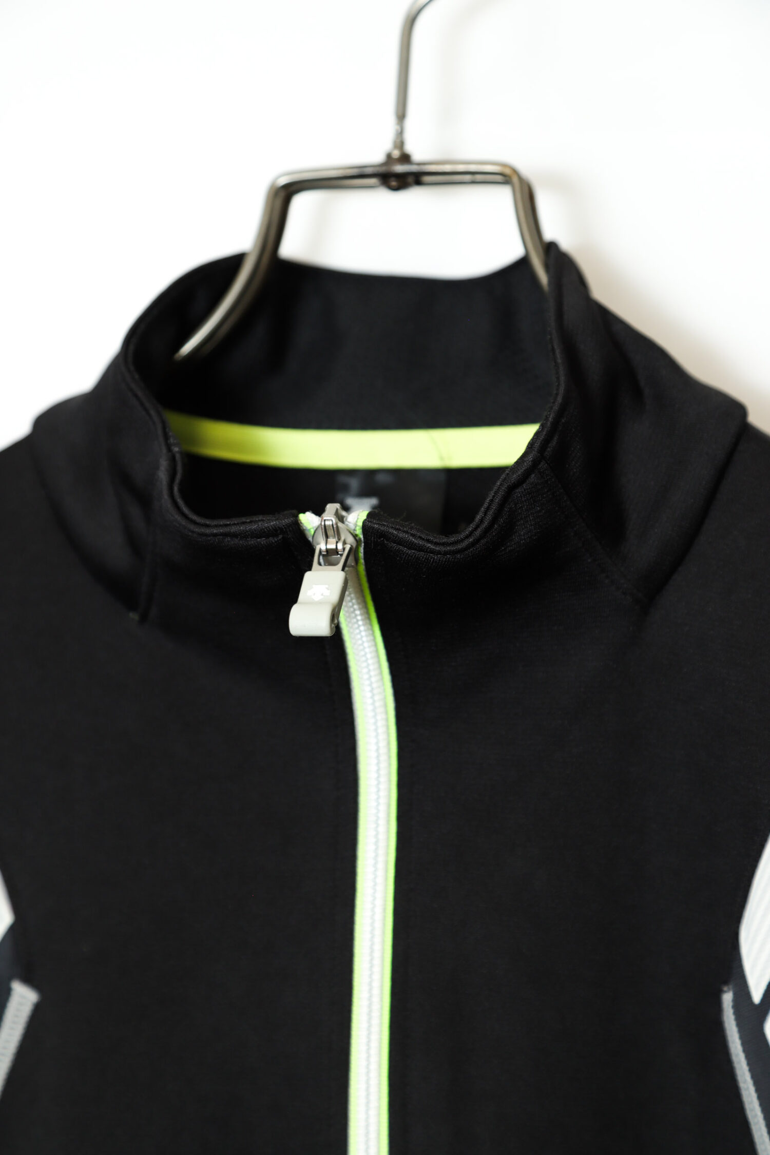 Alternative view of USED DESCENTE TRACK JACKET/L