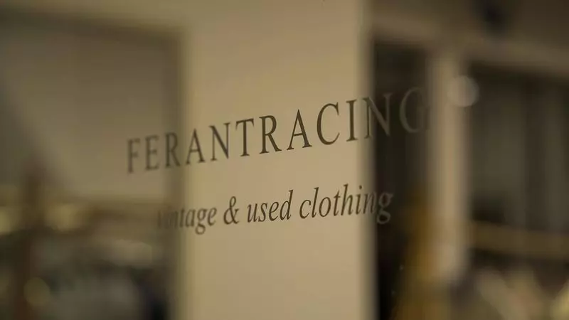 入口ドアの店名サイン